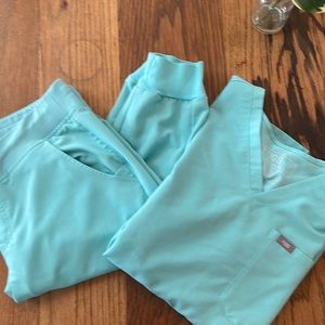 Figs Fresh Aqua Regular Medium Zamora and Catarina set
